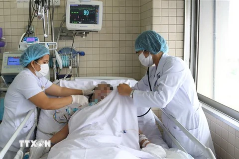 Một bệnh nhân của vụ cháy được điều trị tích cực tại Bệnh viện Chợ Rẫy Thành phố Hồ Chí Minh. (Ảnh: TTXVN)