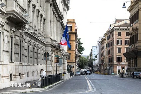 Cảnh vắng vẻ trên đường phố tại Milan, Italy ngày 30/4/2020 trong bối cảnh dịch COVID-19 lan rộng. (Ảnh: THX/TTXVN)