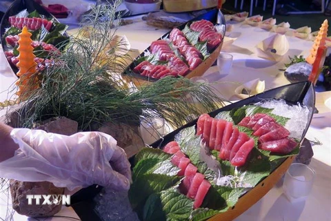 Món Sashimi từ cá ngừ đại dương. (Ảnh: Xuân Triệu/TTXVN)