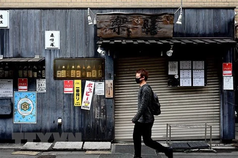 Nhiều nhà hàng phải đóng cửa do dịch COVID-19 tại Tokyo, Nhật Bản. (Ảnh: AFP/TTXVN)