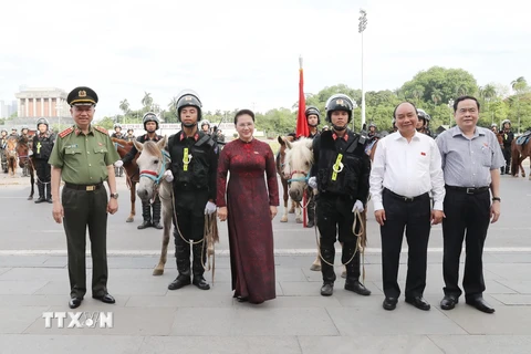 Thủ tướng Nguyễn Xuân Phúc, Chủ tịch Quốc hội Nguyễn Thị Kim Ngân và các đại biểu Quốc hội dự buổi ra mắt và diễu binh của lực lượng Cảnh sát cơ động kỵ binh. (Ảnh: Trọng Đức/TTXVN)