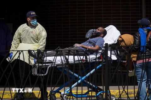Nhân viên y tế chuyển bệnh nhân tới phòng cấp cứu tại trung tâm y tế ở Brooklyn, New York. (Ảnh: THX/TTXVN)
