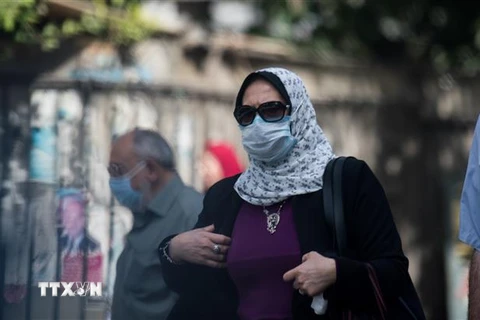 Người dân đeo khẩu trang phòng lây nhiễm COVID-19 tại Cairo, Ai Cập. (Ảnh: THX/TTXVN)