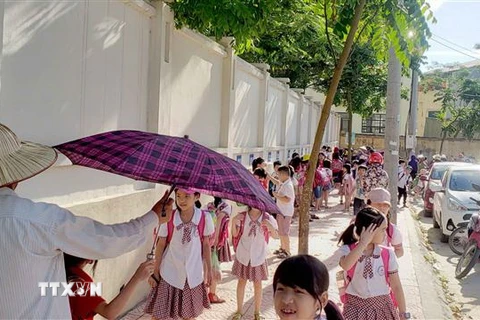 Giờ tan trường của học sinh trường tiểu học phường Khai Quang, thành phố Vĩnh Yên, Vĩnh Phúc. (Ảnh: TTXVN)