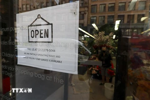 Một cửa hàng dịch vụ làm vườn ở Manhattan, New York, Mỹ, treo biển hiệu mở cửa trở lại sau gần ba tháng thành phố bị phong tỏa do dịch COVID-19, ngày 8/6/2020. (Ảnh: THX/TTXVN)