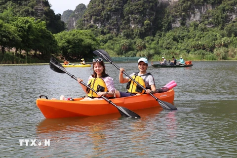 Khách du lịch đến Tràng An (Ninh Bình) sẽ được trải nghiệm sản phẩm mới, chèo thuyền kayak. (Ảnh: TTXVN)