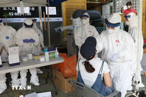Nhân viên y tế lấy mẫu xét nghiệm COVID-19 tại Guro, phía nam Seoul, Hàn Quốc, ngày 8/6/2020. (Ảnh: Yonhap/TTXVN)