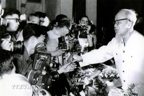Chủ tịch Hồ Chí Minh gặp gỡ phóng viên các cơ quan báo chí trong và ngoài nước tại Thủ đô Hà Nội (5/1968). (Ảnh: TTXVN)