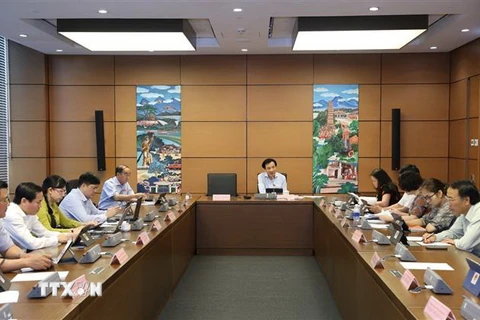 Các đoàn đại biểu Quốc hội tỉnh Điện Biên, Khánh Hòa, Long An thảo luận ở tổ. (Ảnh: Văn Điệp/TTXVN)