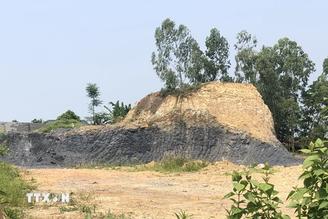 Đất đồi tại xã Phú Sơn đang bị 'băm nát.' (Ảnh: Nguyễn Văn Cảnh/TTXVN)