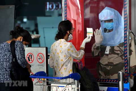 Nhân viên an ninh đeo khẩu trang và mặt nạ bảo hộ phòng lây nhiễm COVID-19 tại sân bay quốc tế Indira Gandhi ở New Delhi, Ấn Độ ngày 25/5. (Ảnh: THX/TTXVN)