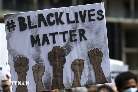 Người biểu tình tham gia tuần hành phản đối bạo lực và nạn phân biệt chủng tộc tại London, Anh ngày 7/6/2020, sau cái chết của người da màu George Floyd ở Mỹ. (Ảnh: THX/TTXVN)