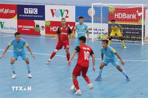 Một pha tranh bóng trong trận thi đấu giữa hai đội Sanatech Khánh Hòa và Đà Nẵng. (Ảnh: Tiên Minh/TTXVN)