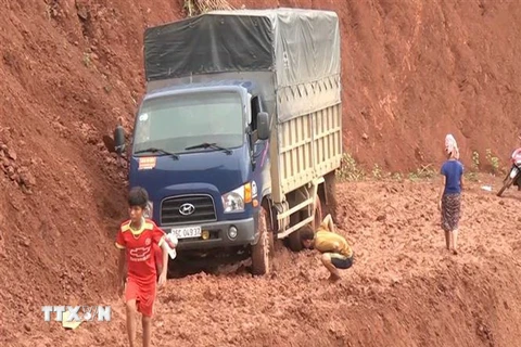  Mưa to gây sạt lở đất tại huyện Quỳnh Nhai, tỉnh Sơn La, khiến người dân và các phương tiện giao thông qua lại khó khăn. (Ảnh: Nguyễn Cường/TTXVN)