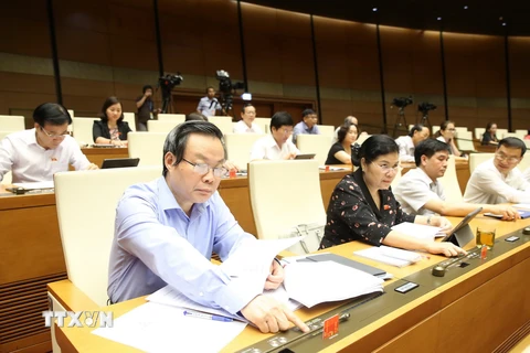 Các Đại biểu Quốc hội bấm nút thông qua dự án Luật Thanh niên (sửa đổi). (Ảnh: Dương Giang/TTXVN)