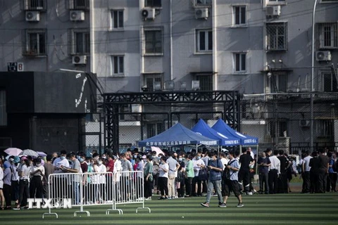 Người dân xếp hàng chờ xét nghiệm COVID-19 tại Bắc Kinh, Trung Quốc, ngày 16/6/2020. (Ảnh: AFP/TTXVN)