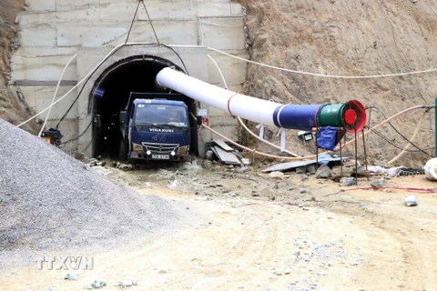 Ảnh của phóng viên Việt Hoàng về dự án thủy điện Nậm Pạc 1 và 2, dù chưa được cho thuê đất nhưng dự án đã được triển khai rầm rộ, đào núi làm hầm. (Nguồn: TTXVN)