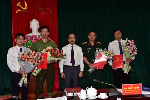 Bốn cán bộ được trao quyết định chuẩn y Ủy viên Ban Thường vụ Tỉnh ủy Tuyên Quang nhiệm kỳ 2015-2020. (Nguồn: Vietnam+)