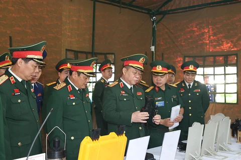 Thượng tướng Nguyễn Trọng Nghĩa cùng các đại biểu tham quan trưng bày thành tựu quân sự, quốc phòng tại triển lãm.