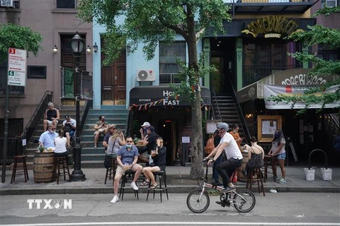 Một quán bar ngoài trời mở cửa trở lại tại New York, Mỹ ngày 7/6/2020. (Ảnh: AFP/TTXVN)