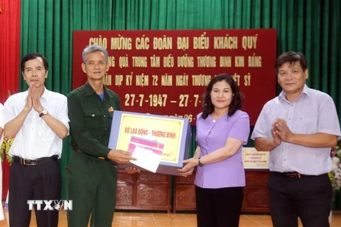 Tặng quà các thương binh nặng của Trung tâm điều dưỡng thương binh Kim Bảng, tỉnh Nam Định. (Ảnh: Anh Tuấn/TTXVN)