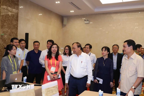 Thủ tướng Nguyễn Xuân Phúc kiểm tra công tác chuẩn bị tại Trung tâm báo chí. (Ảnh: Thống Nhất/TTXVN)