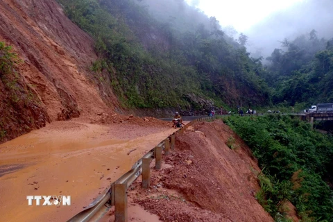 Lực lượng chức năng khẩn trương xử lý san gạt bùn đất trên Quốc lộ 12 Phong Thổ đi Nậm Nhùn, Mường Tè. (Ảnh: Quý Trung/TTXVN)