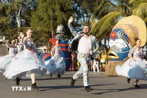 Những vũ điệu sôi động, những tiết mục nghệ thuật đầy cuốn hút và hấp dẫn tại Lễ hội Carnival. (Ảnh: Hoa Mai/TTXVN)