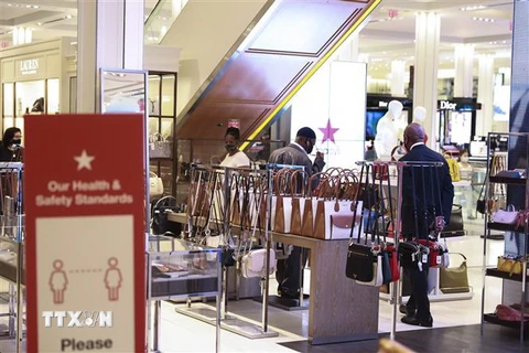 Người dân mua sắm tại cửa hàng của Tập đoàn Macy ở New York, Mỹ ngày 22/6/2020, khi lệnh mở cửa trở lại bước vào giai đoạn mới. (Ảnh: THX/TTXVN)