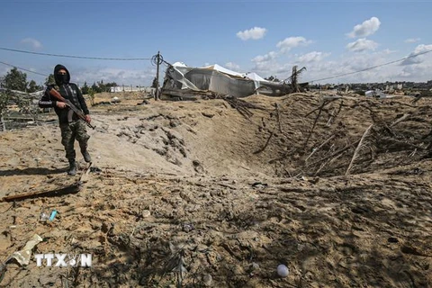 Hiện trường một vụ không kích của Israel xuống khu vực Khan Yunis, Dải Gaza ngày 25/2/2020. (Ảnh: AFP/TTXVN)