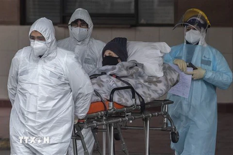 Chuyển bệnh nhân COVID-19 tới bệnh viện tại Santiago, Chile, ngày 18/6/2020. (Ảnh: AFP/TTXVN)