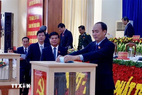 Các đại biểu tiến hành bỏ phiếu Bầu Ban Chấp hành Đảng bộ thành phố Châu Đốc, tỉnh An Giang khóa XII. (Ảnh: Thanh Sang/TTXVN)