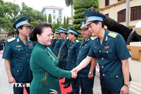 Chủ tịch Quốc hội Nguyễn Thị Kim Ngân với các cán bộ, sỹ quan chỉ huy của Quân chủng Phòng không-Không quân. (Ảnh: Trọng Đức/TTXVN)
