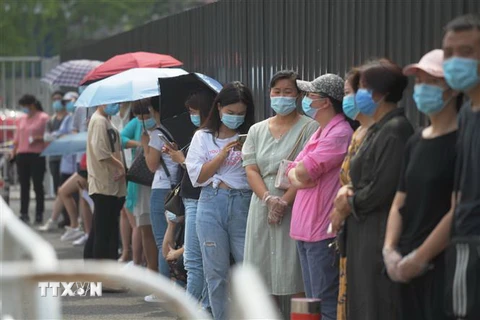 Người dân xếp hàng chờ xét nghiệm COVID-19 tại Bắc Kinh, Trung Quốc ngày 28/6/2020. (Ảnh: AFP/TTXVN)