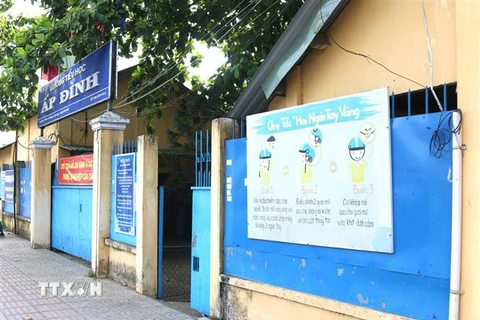 Trường Tiểu học Ấp Đình, huyện Hóc Môn, Thành phố Hồ Chí Minh đang xuống cấp, được lợp tôn tạm bợ. (Ảnh: Trần Xuân Tình/TTXVN)