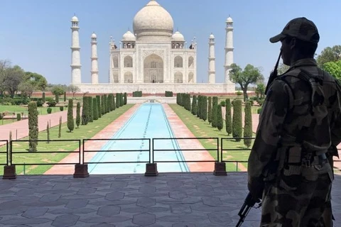 Một nhân viên an ninh canh gác bên ngoài đền Taj Mahal. (Nguồn: Reuters)