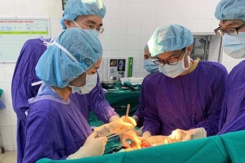 Các bác sỹ đang phẫu thuật cho bệnh nhân. (Ảnh: Bệnh viện cung cấp)