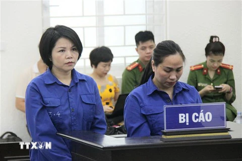 Bị cáo Nguyễn Thị Vững và bị cáo Nguyễn Thị Vân tại phiên tòa. (Ảnh: Doãn Tấn/TTXVN)