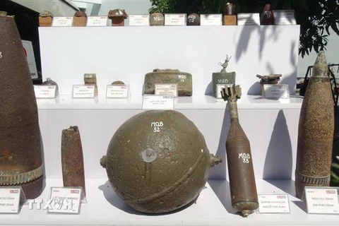 Các loại bom, mìn và vật liệu nổ được giới thiệu tại hội thảo. (Ảnh: Đức Thọ/TTXVN)