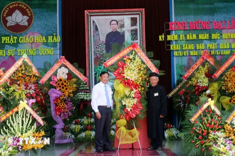 Đại diện Ủy ban Trung ương Mặt trận tổ quốc Việt Nam tặng hoa chúc mừng đại lễ. (Ảnh: Công Mạo/TTXVN)