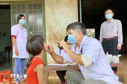 Ngành y tế tỉnh Gia Lai thực hiện khám sàng lọc cho người dân tại làng Bông Hiot, xã Hải Yang, huyện Đak Đoa - nơi có ca bệnh bạch hầu tử vong. (Nguồn: TTXVN)