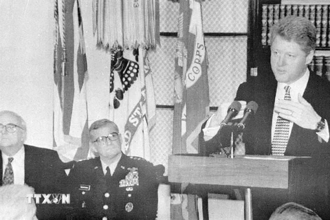  Tổng thống Hoa Kỳ Bill Clinton tại cuộc họp báo ở Nhà Trắng ngày 3/2/1994 về việc công bố quyết định bãi bỏ hoàn toàn lệnh cấm vận thương mại kéo dài 19 năm của Hoa Kỳ đối với Việt Nam, bước khởi đầu cho việc bình thường hóa quan hệ ngoại giao giữa hai n