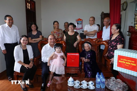 Thủ tướng Nguyễn Xuân Phúc thăm và tặng quà cho Mẹ Việt Nam Anh hùng Trần Thị Phi ở Ninh Bình, có 2 con là liệt sỹ. (Ảnh: Thống Nhất/TTXVN)