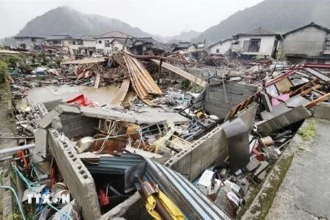 Rác thải chất thành đống sau ngập lụt do mưa lớn ở quận Kumamoto thuộc Kyushu, Tây Nam Nhật Bản ngày 9/7/2020. (Ảnh: Kyodo/TTXVN)