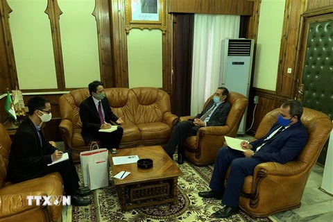 Đại sứ Nguyễn Thành Vinh trao đổi và làm việc với ông Abdelmadji Chikhi. (Ảnh: Tấn Đạt/TTXVN)