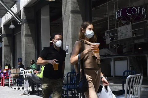 Người dân đeo khẩu trang phòng dịch COVID-19 tại Los Angeles, bang California, Mỹ. (Ảnh: AFP/TTXVN)