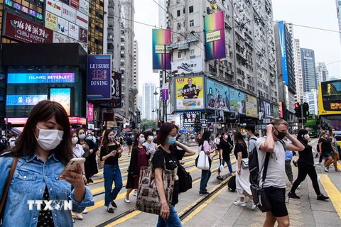 Người dân trên đường phố Hong Kong, Trung Quốc. (Ảnh: AFP/TTXVN)