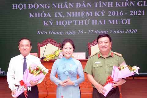 Chủ tịch HĐND tỉnh Kiên Giang Đặng Tuyết Em tặng hoa chúc mừng tân Phó Chủ tịch Ủy ban Nhân dân tỉnh và Ủy viên Ủy ban Nhân dân tỉnh Kiên Giang. (Ảnh: Lê Huy Hải/TTXVN)