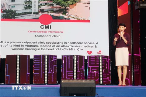 Tiến sỹ-bác sỹ Đỗ Thị Nam Phương, Viện Tim Thành phố Hồ Chí Minh giới thiệu về phòng khám quốc tế CMI. (Ảnh: Mỹ Phương/TTXVN)