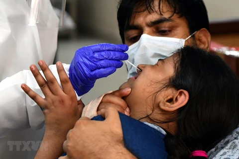 Nhân viên y tế lấy mẫu dịch xét nghiệm COVID-19 cho người dân tại New Delhi, Ấn Độ ngày 2/7/2020. (Ảnh: THX/TTXVN